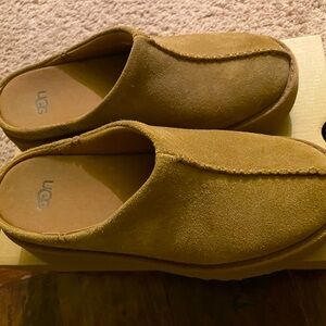 UGG size 8 New height clog like New in box